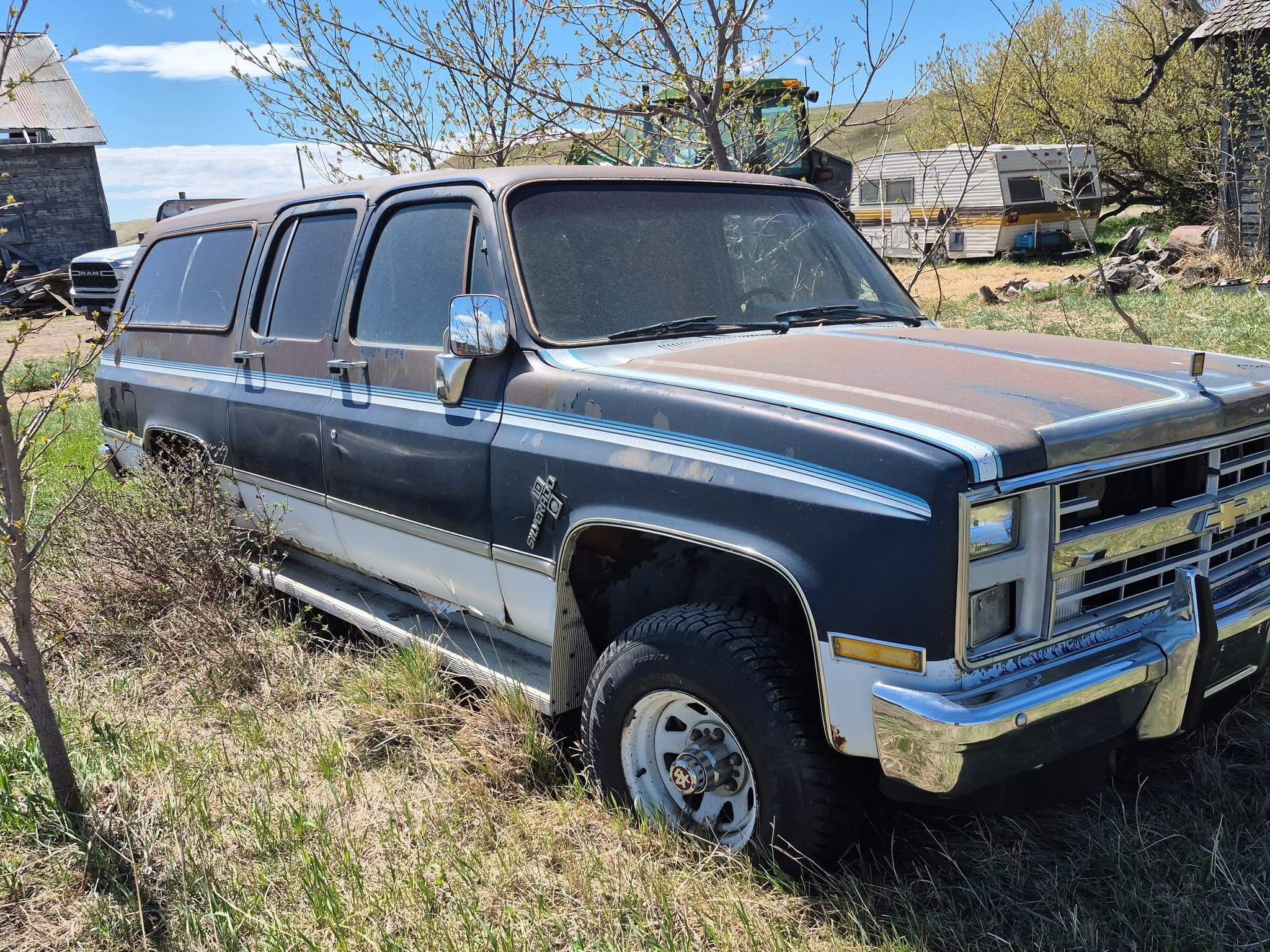 Older Chevrolet Suburban sitting unused on a Central Alberta acreage